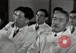 Immagine di Bambino vittima di polio nel polmone di ferro Tokyo Giappone, 1950, secondo 30 filmato di repertorio 65675025216