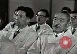 Immagine di Bambino vittima di polio nel polmone di ferro Tokyo Giappone, 1950, secondo 31 filmato di repertorio 65675025216