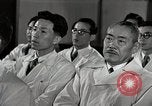 Immagine di Bambino vittima di polio nel polmone di ferro Tokyo Giappone, 1950, secondo 32 filmato di repertorio 65675025216
