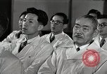 Immagine di Bambino vittima di polio nel polmone di ferro Tokyo Giappone, 1950, secondo 33 filmato di repertorio 65675025216