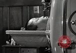 Immagine di Bambino vittima di polio nel polmone di ferro Tokyo Giappone, 1950, secondo 46 filmato di repertorio 65675025216