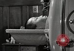 Immagine di Bambino vittima di polio nel polmone di ferro Tokyo Giappone, 1950, secondo 47 filmato di repertorio 65675025216