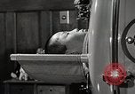 Immagine di Bambino vittima di polio nel polmone di ferro Tokyo Giappone, 1950, secondo 48 filmato di repertorio 65675025216