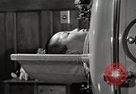 Immagine di Bambino vittima di polio nel polmone di ferro Tokyo Giappone, 1950, secondo 49 filmato di repertorio 65675025216