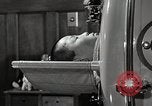 Immagine di Bambino vittima di polio nel polmone di ferro Tokyo Giappone, 1950, secondo 50 filmato di repertorio 65675025216
