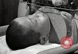 Immagine di Bambino vittima di polio nel polmone di ferro Tokyo Giappone, 1950, secondo 52 filmato di repertorio 65675025216