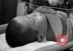 Immagine di Bambino vittima di polio nel polmone di ferro Tokyo Giappone, 1950, secondo 55 filmato di repertorio 65675025216
