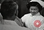 Immagine di Bambino vittima di polio nel polmone di ferro Tokyo Giappone, 1950, secondo 56 filmato di repertorio 65675025216