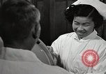 Immagine di Bambino vittima di polio nel polmone di ferro Tokyo Giappone, 1950, secondo 57 filmato di repertorio 65675025216