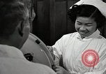 Immagine di Bambino vittima di polio nel polmone di ferro Tokyo Giappone, 1950, secondo 58 filmato di repertorio 65675025216
