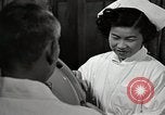 Immagine di Bambino vittima di polio nel polmone di ferro Tokyo Giappone, 1950, secondo 59 filmato di repertorio 65675025216