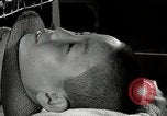 Immagine di Bambino vittima di polio nel polmone di ferro Tokyo Giappone, 1950, secondo 60 filmato di repertorio 65675025216