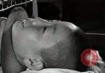 Immagine di Bambino vittima di polio nel polmone di ferro Tokyo Giappone, 1950, secondo 61 filmato di repertorio 65675025216