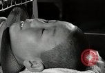 Immagine di Bambino vittima di polio nel polmone di ferro Tokyo Giappone, 1950, secondo 62 filmato di repertorio 65675025216