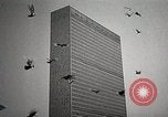 Immagine di American Life per il ritorno dei soldati dopo la seconda guerra mondiale United States USA, 1952, secondo 10 filmato di repertorio 65675025219