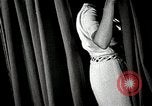 Immagine di American Life per il ritorno dei soldati dopo la seconda guerra mondiale United States USA, 1952, secondo 24 filmato di repertorio 65675025219