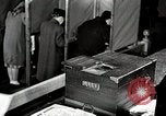 Immagine di American Life per il ritorno dei soldati dopo la seconda guerra mondiale United States USA, 1952, secondo 29 filmato di repertorio 65675025219