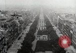 Immagine di American Life per il ritorno dei soldati dopo la seconda guerra mondiale United States USA, 1952, secondo 44 filmato di repertorio 65675025219