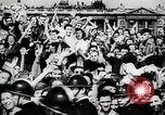 Immagine di American Life per il ritorno dei soldati dopo la seconda guerra mondiale United States USA, 1952, secondo 51 filmato di repertorio 65675025219