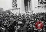 Immagine di American Life per il ritorno dei soldati dopo la seconda guerra mondiale United States USA, 1952, secondo 56 filmato di repertorio 65675025219