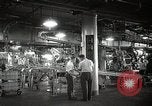 Image américain des années 1950 les hommes et les femmes au travail et sur les jours fériés United States USA, 1953, de la seconde 11 séquences d'archives historiques vidéo 65675025222