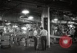 Image américain des années 1950 les hommes et les femmes au travail et sur les jours fériés United States USA, 1953, de la seconde 12 séquences d'archives historiques vidéo 65675025222