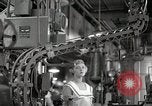 Image américain des années 1950 les hommes et les femmes au travail et sur les jours fériés United States USA, 1953, de la seconde 15 séquences d'archives historiques vidéo 65675025222