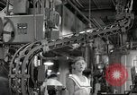 Image américain des années 1950 les hommes et les femmes au travail et sur les jours fériés United States USA, 1953, de la seconde 16 séquences d'archives historiques vidéo 65675025222