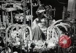 Image américain des années 1950 les hommes et les femmes au travail et sur les jours fériés United States USA, 1953, de la seconde 17 séquences d'archives historiques vidéo 65675025222