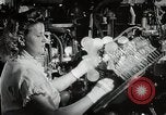Image américain des années 1950 les hommes et les femmes au travail et sur les jours fériés United States USA, 1953, de la seconde 23 séquences d'archives historiques vidéo 65675025222