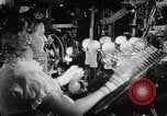 Image américain des années 1950 les hommes et les femmes au travail et sur les jours fériés United States USA, 1953, de la seconde 24 séquences d'archives historiques vidéo 65675025222