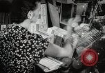 Image américain des années 1950 les hommes et les femmes au travail et sur les jours fériés United States USA, 1953, de la seconde 25 séquences d'archives historiques vidéo 65675025222