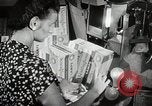 Image américain des années 1950 les hommes et les femmes au travail et sur les jours fériés United States USA, 1953, de la seconde 26 séquences d'archives historiques vidéo 65675025222