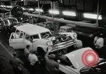 Image américain des années 1950 les hommes et les femmes au travail et sur les jours fériés United States USA, 1953, de la seconde 45 séquences d'archives historiques vidéo 65675025222