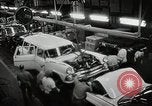 Image américain des années 1950 les hommes et les femmes au travail et sur les jours fériés United States USA, 1953, de la seconde 46 séquences d'archives historiques vidéo 65675025222