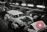 Image américain des années 1950 les hommes et les femmes au travail et sur les jours fériés United States USA, 1953, de la seconde 47 séquences d'archives historiques vidéo 65675025222
