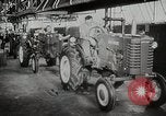 Image américain des années 1950 les hommes et les femmes au travail et sur les jours fériés United States USA, 1953, de la seconde 50 séquences d'archives historiques vidéo 65675025222