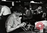 Image américain des années 1950 les hommes et les femmes au travail et sur les jours fériés United States USA, 1953, de la seconde 58 séquences d'archives historiques vidéo 65675025222