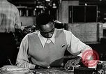 Image américain des années 1950 les hommes et les femmes au travail et sur les jours fériés United States USA, 1953, de la seconde 60 séquences d'archives historiques vidéo 65675025222