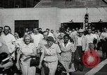 Image américain des années 1950 les hommes et les femmes au travail et sur les jours fériés United States USA, 1953, de la seconde 61 séquences d'archives historiques vidéo 65675025222