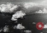 Immagine di Paracadute giapponese di truppe e materiali di consumo vengono ignorati Celebes, 1942, secondo 20 filmato di repertorio 65675025225