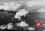 Immagine di Paracadute giapponese di truppe e materiali di consumo vengono ignorati Celebes, 1942, secondo 22 filmato di repertorio 65675025225