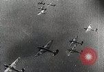 Immagine di Paracadute giapponese di truppe e materiali di consumo vengono ignorati Celebes, 1942, secondo 43 filmato di repertorio 65675025225