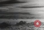 Standbild japanischen Flugzeugen Angriff holländische Schiffe Java Meer, 1942, aus Sekunde 15 historischem Filmmaterial Videoclip 65675025226