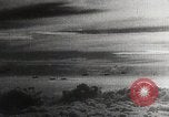 Standbild japanischen Flugzeugen Angriff holländische Schiffe Java Meer, 1942, aus Sekunde 16 historischem Filmmaterial Videoclip 65675025226
