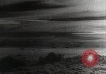 Standbild japanischen Flugzeugen Angriff holländische Schiffe Java Meer, 1942, aus Sekunde 17 historischem Filmmaterial Videoclip 65675025226