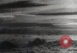 Standbild japanischen Flugzeugen Angriff holländische Schiffe Java Meer, 1942, aus Sekunde 18 historischem Filmmaterial Videoclip 65675025226
