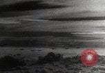 Standbild japanischen Flugzeugen Angriff holländische Schiffe Java Meer, 1942, aus Sekunde 19 historischem Filmmaterial Videoclip 65675025226