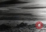 Standbild japanischen Flugzeugen Angriff holländische Schiffe Java Meer, 1942, aus Sekunde 20 historischem Filmmaterial Videoclip 65675025226