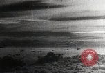 Standbild japanischen Flugzeugen Angriff holländische Schiffe Java Meer, 1942, aus Sekunde 21 historischem Filmmaterial Videoclip 65675025226